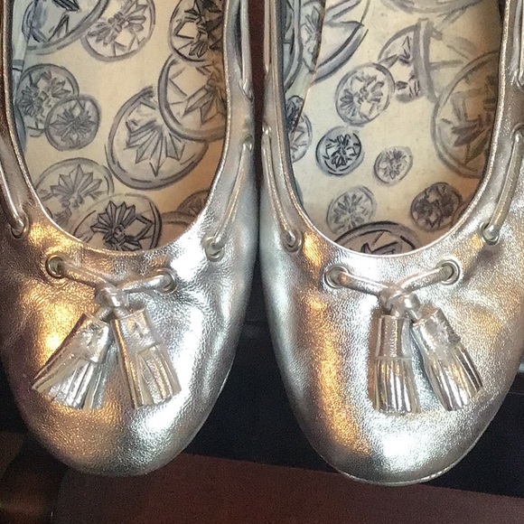 Cole Haan 💎 silver metallic tassel flats - Picture 2 of 10